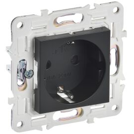 SKANDY Розетка с заземлением с защитными шторками 16А безвинтовое крепление SK-R06Bl черный IEK