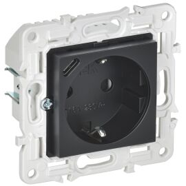 SKANDY Розетка с заземлением с защитными шторками 16А с USB C 18Вт SK-R17Bl черный IEK