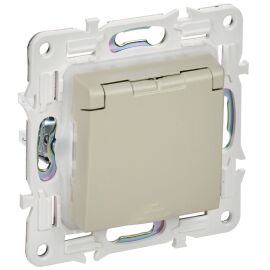 SKANDY Розетка 1-местная с заземлением с защитными шторками и крышкой 16А IP44 SK-R11B бежевый IEK