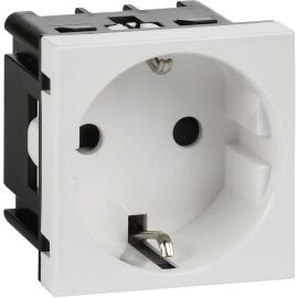 Розетка с заземляющим контактом защитной шторкой и винтовым зажимом (2 модуля) белая