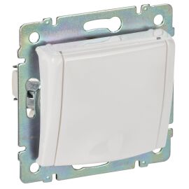 VALENA DIY Розетка 1-местная с заземлением с защитными шторками и крышкой 16А IP20 белый